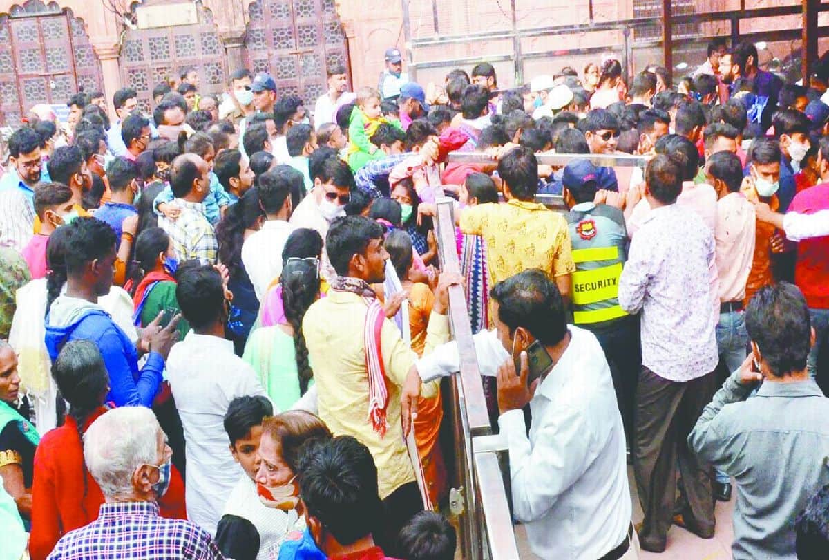 Scuffle between tourists at the entrance of Taj Mahal due to huge crowd