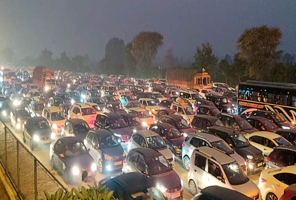 Huge Traffic Jam On Yamuna Expressway After Diwali Festival