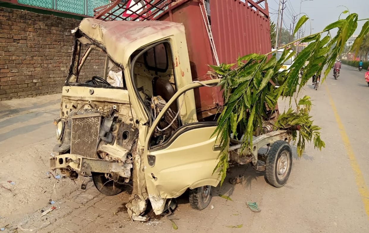 Road accident in varanasi magic hit electric police one dies two injured Farmers returning after selling vegetables