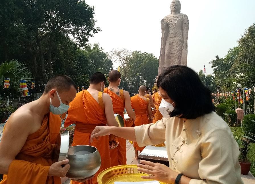 Thailand's ambassador worshiped for liberation from Corona, lit a lamp in front of the statue of Tathagata