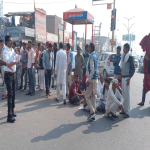 खाद की कमी पर जाम लगाते किसान