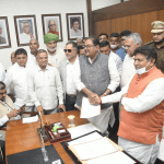 शपथ लेने के बाद स्पीकर से हाथ मिलाते अभय सिंह चौटाला।