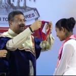 इलाहाबाद दीक्षांत समारोह में नेहा मिश्रा को पदक देते हुए शिक्षा मंत्री