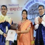 इलाहाबाद विश्वविद्यालय दीक्षांत समारोह : मेधावी छात्रों को प्रशस्ति पत्र प्रदान करते केंद्रीय शिक्षा मंत्री धर्मेंद्र प्रधान।
