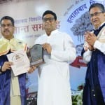 इलाहाबाद विश्वविद्यालय दीक्षांत समारोह : मेधावी छात्रों को प्रशस्ति पत्र प्रदान करते केंद्रीय शिक्षा मंत्री धर्मेंद्र प्रधान।