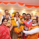 Prayagraj News :  बीजेपी कार्यालय में केंद्रीय मंत्री और यूपी चुनाव प्रभारी धर्मेंद्र प्रधान का स्वागत करते भाजपाई।