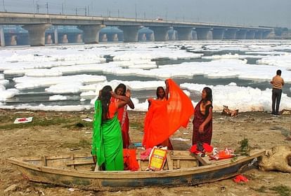 Delhi : यमुना में प्रदूषण रोकने के लिए तैनात की जाएगी प्रादेशिक सेना, नदी की जान बचाने के लिए सक्रिय हुए एलजी यमुना में फैला प्रदूषण file pic