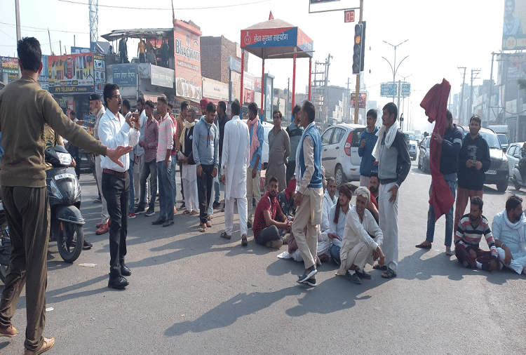 Farmers jammed for not getting DAP in Fatehabad