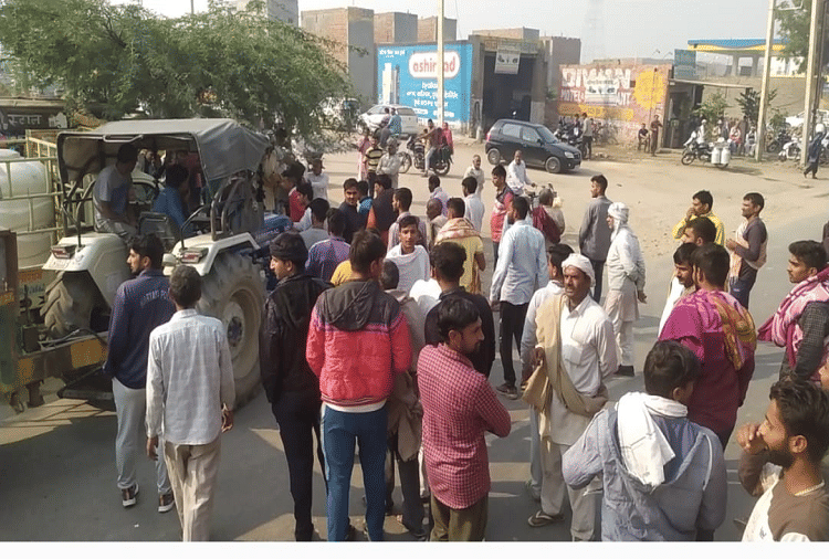 Farmers jammed the state highway in Hisar for a quarter of an hour due to non receipt of DAP