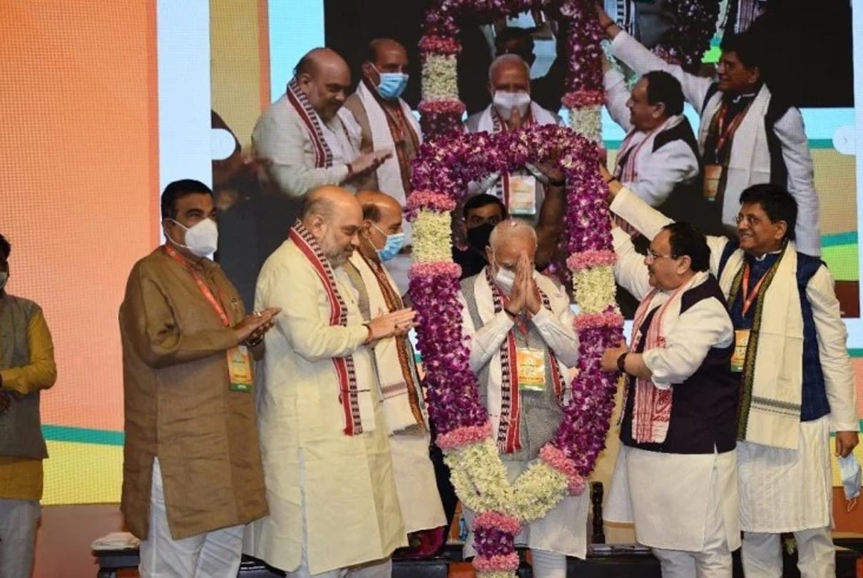 भाजपा के राष्ट्रीय कार्यकारिणी की बैठक में प्रधानमंत्री नरेंद्र मोदी का स्वागत करते राष्ट्रीय अध्यक्ष डॉ. जेपी नड्डा, गृहमंत्री अमित शाह और रक्षामंत्री राजनाथ सिंह।