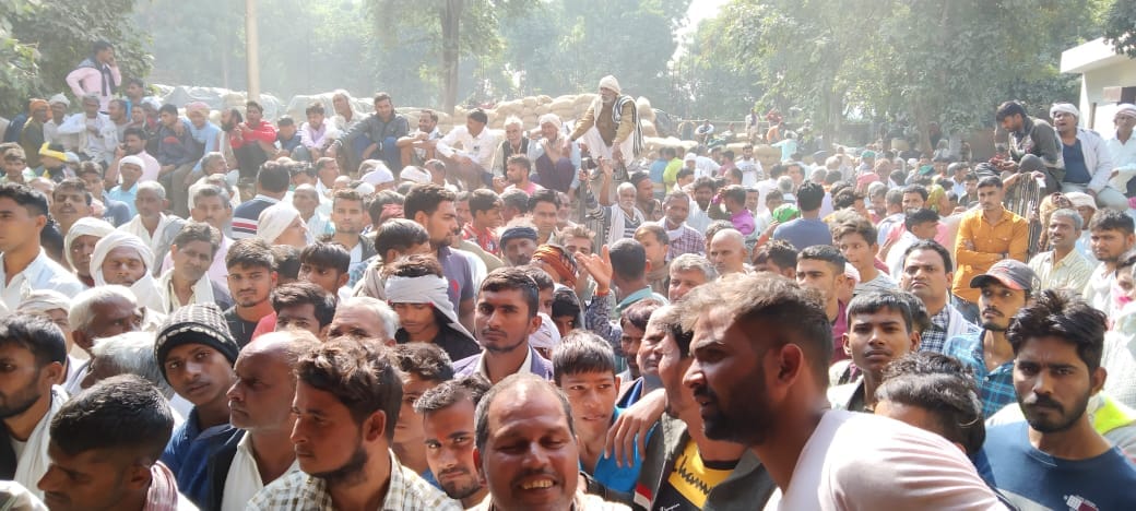 Farmers jammed for not getting DAP