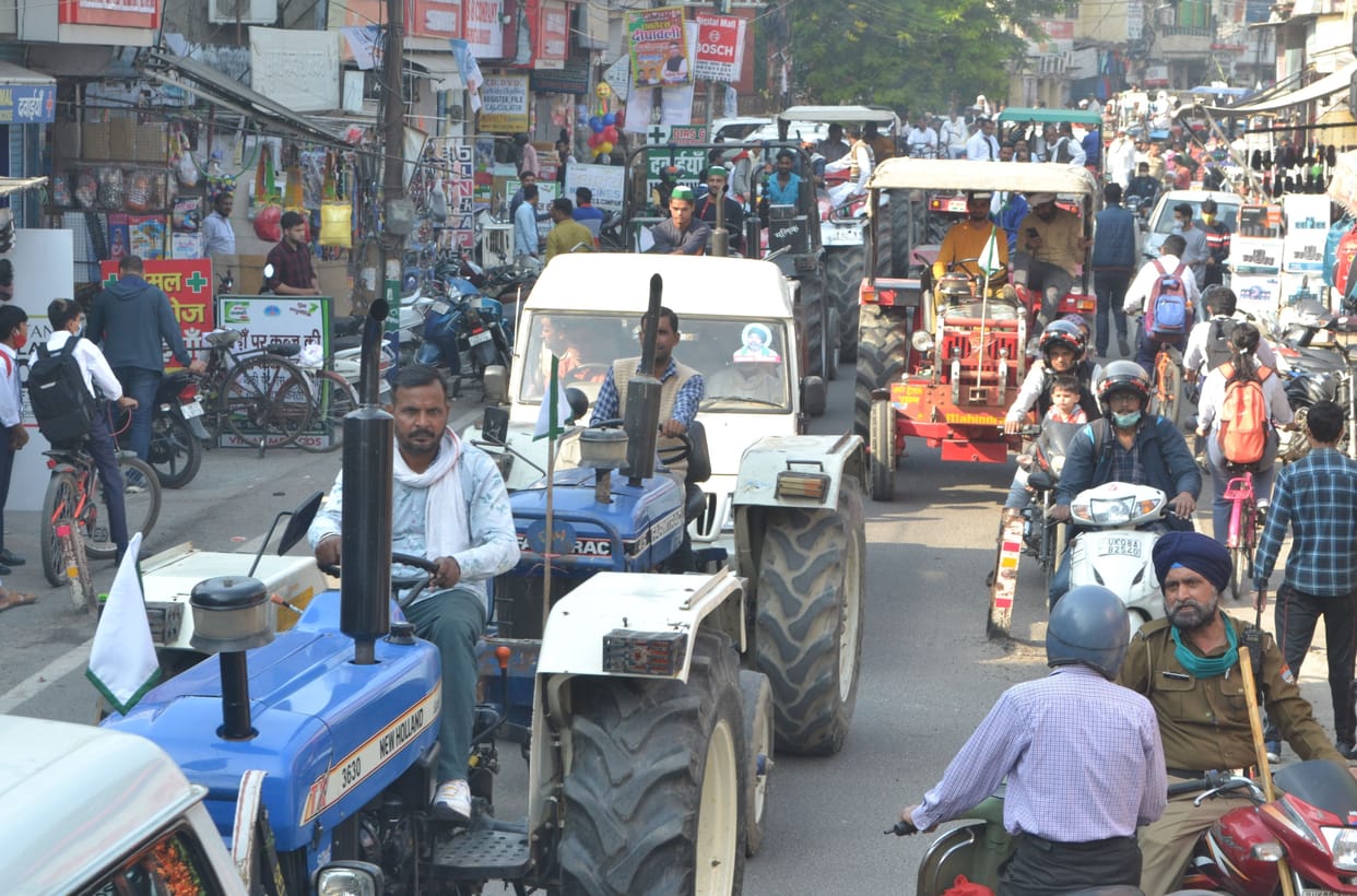 Farmers took to the streets with tractor-trolley, shouting about their demands