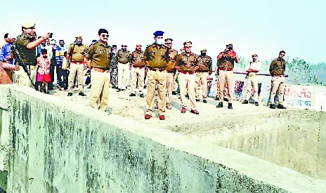 Goonda Tax: The officers who arrived on the spot returned after making the outpost incharge surrounded by allegations.
