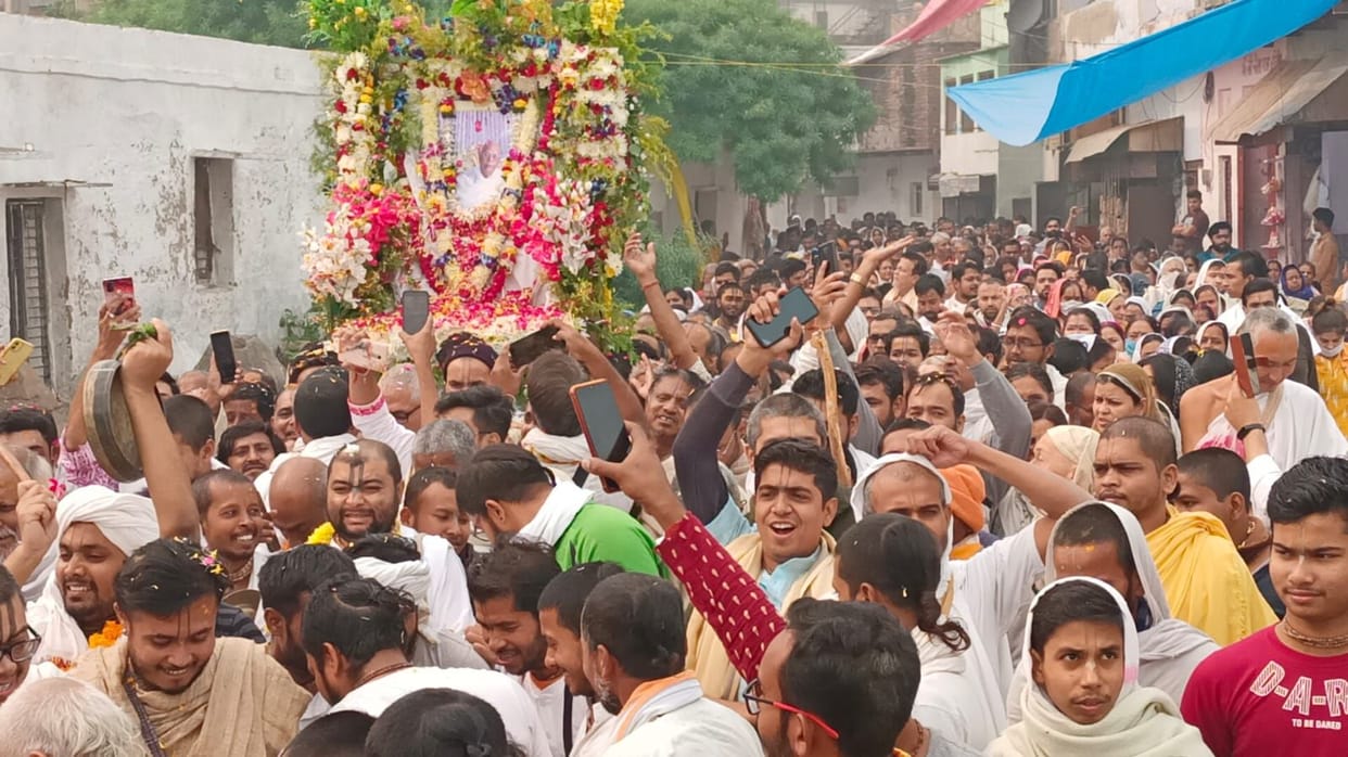 Mathura: Tirobhav festival concluded, thousands of devotees circumambulated Radhakund-Shyam Kund