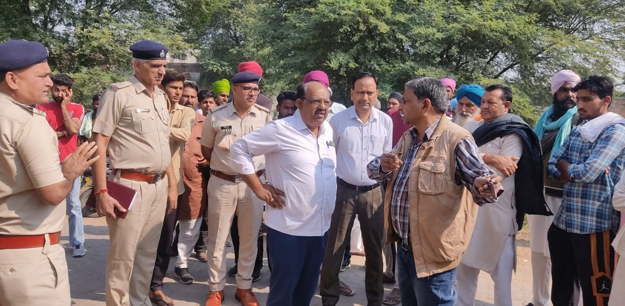 Farmers jammed due to non-availability of fertilizers, calmed down when officials showed empty godowns
