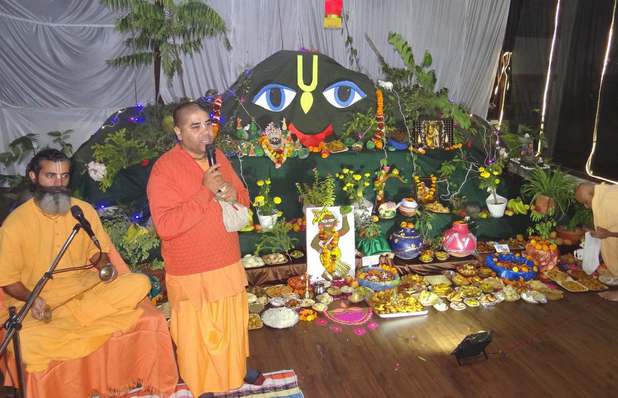 Devotees offered 56 delicacies to Giriraj