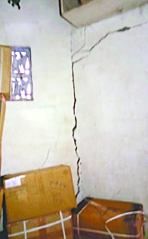 There was a loss of lakhs in the medicine shop, there were also cracks in the walls