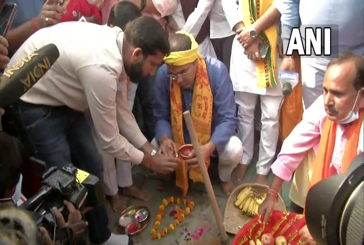 Delhi BJP MP Pravesh Verma performed Chhath Puja at ITO Yamuna Ghat said we will make ghat here for worship
