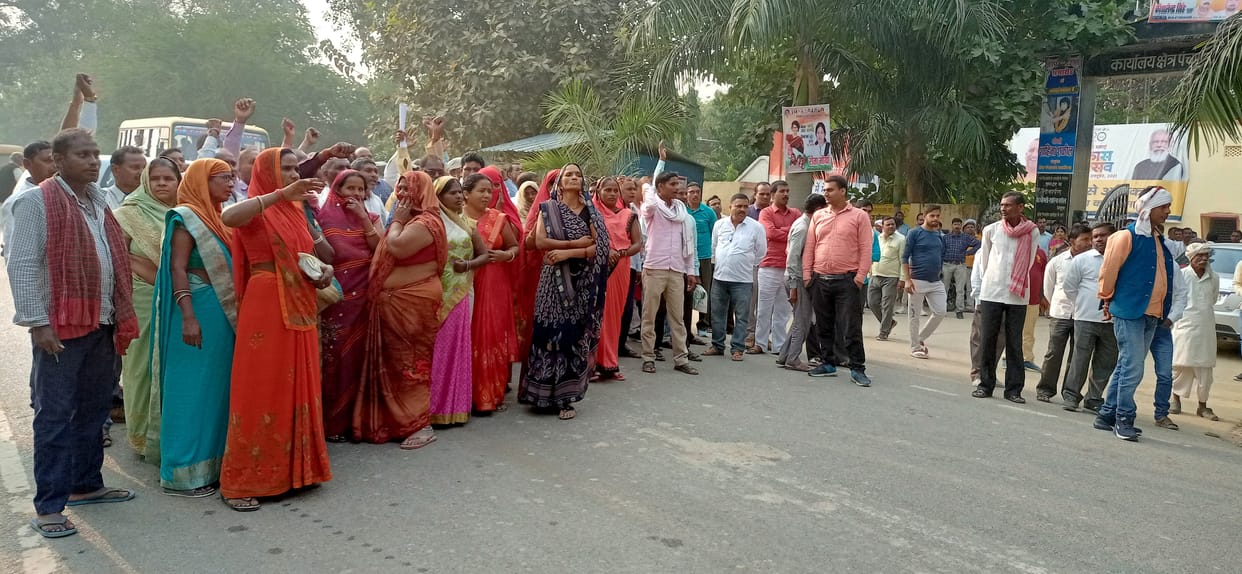 When the challan of the partner was cut, the scavengers blocked the road