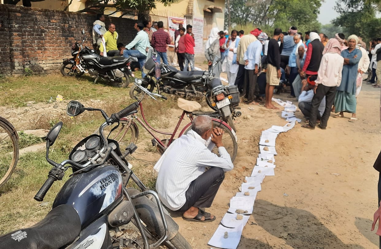 Crowd of farmers gathered to number paddy purchase