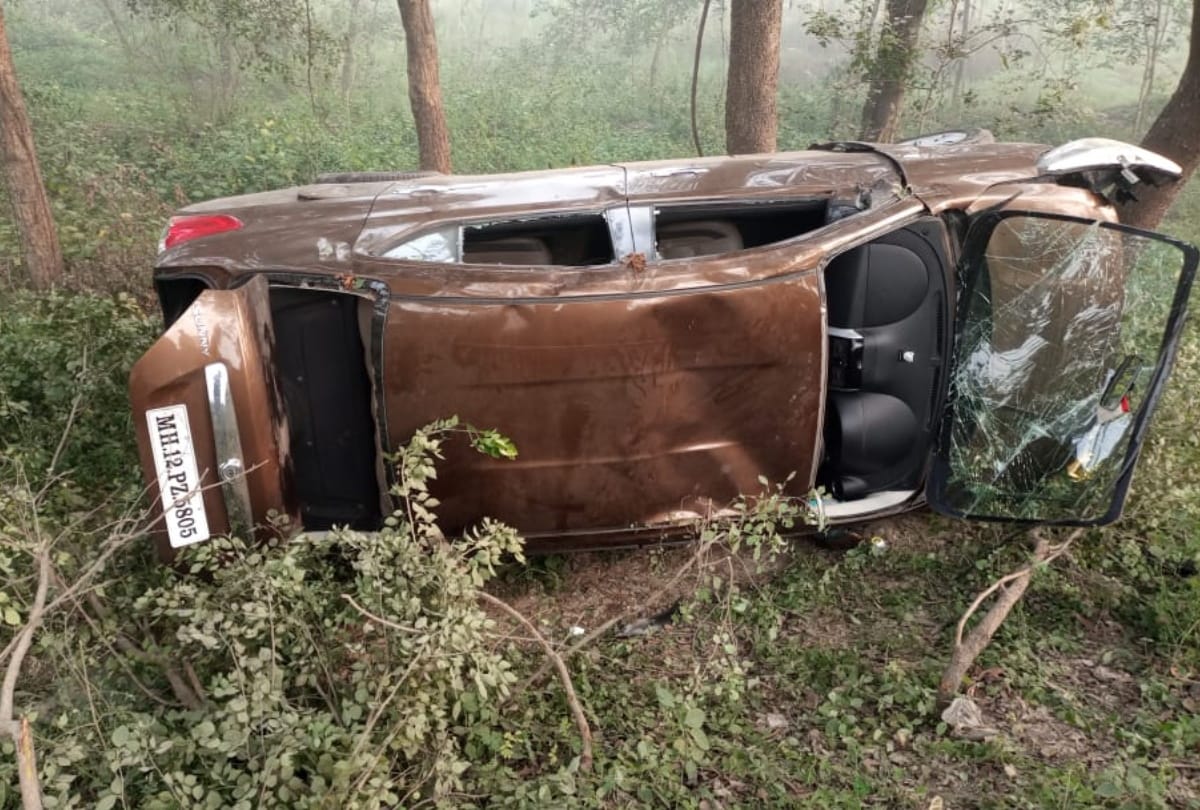 five people injured after Car going from Dehradun to Bihar overturns in basti