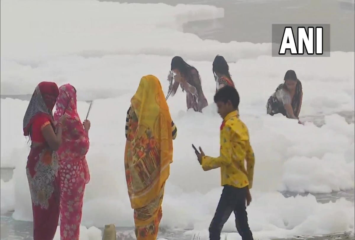 In the midst of air pollution, Purvanchal residents started Chhath Puja in polluted Yamuna river in delhi