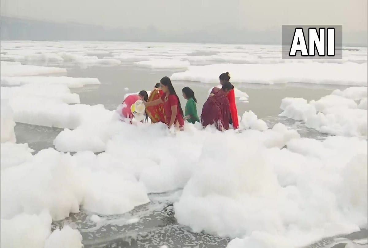 Chhath Puja 2021 in Delhi people takes holy dip in toxic water of Yamuna River