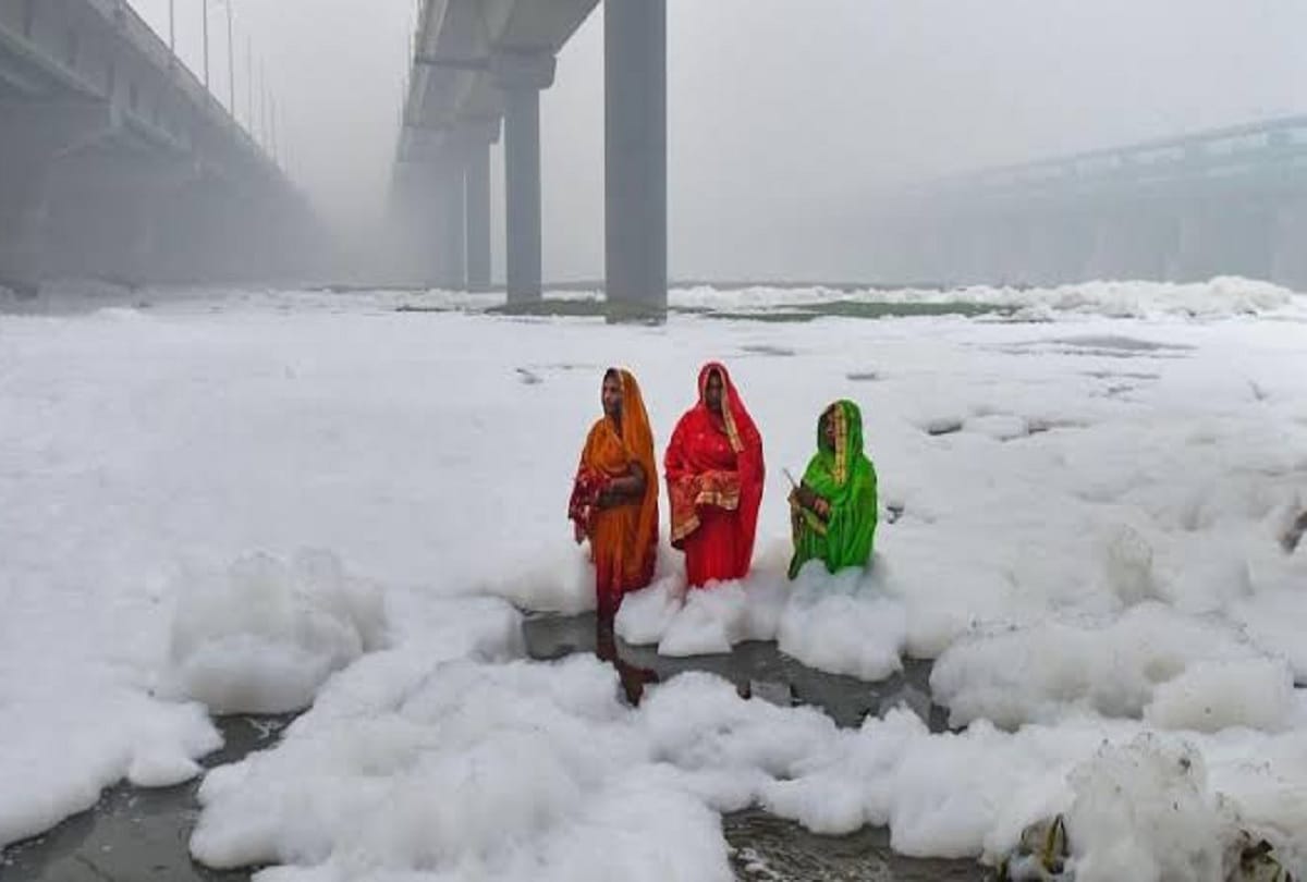 Chhath Puja 2021 in Delhi people takes holy dip in toxic water of Yamuna River
