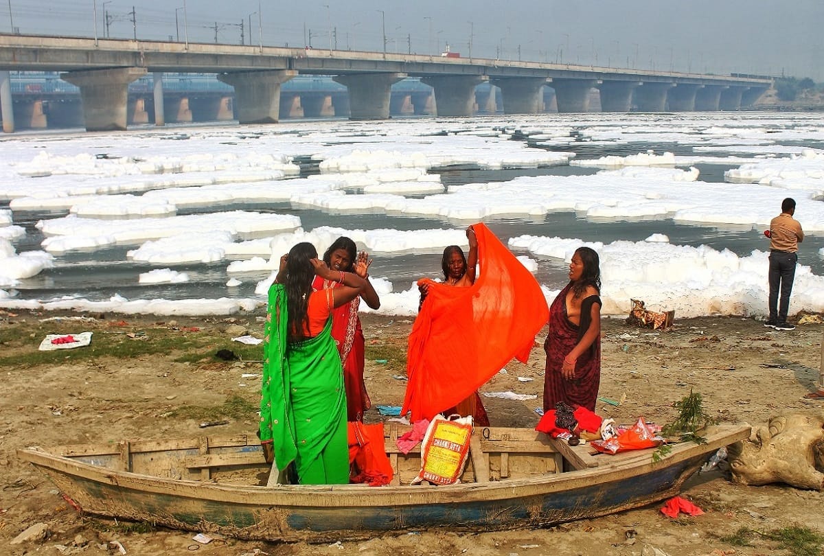 Chhath Puja 2021 in Delhi people takes holy dip in toxic water of Yamuna River