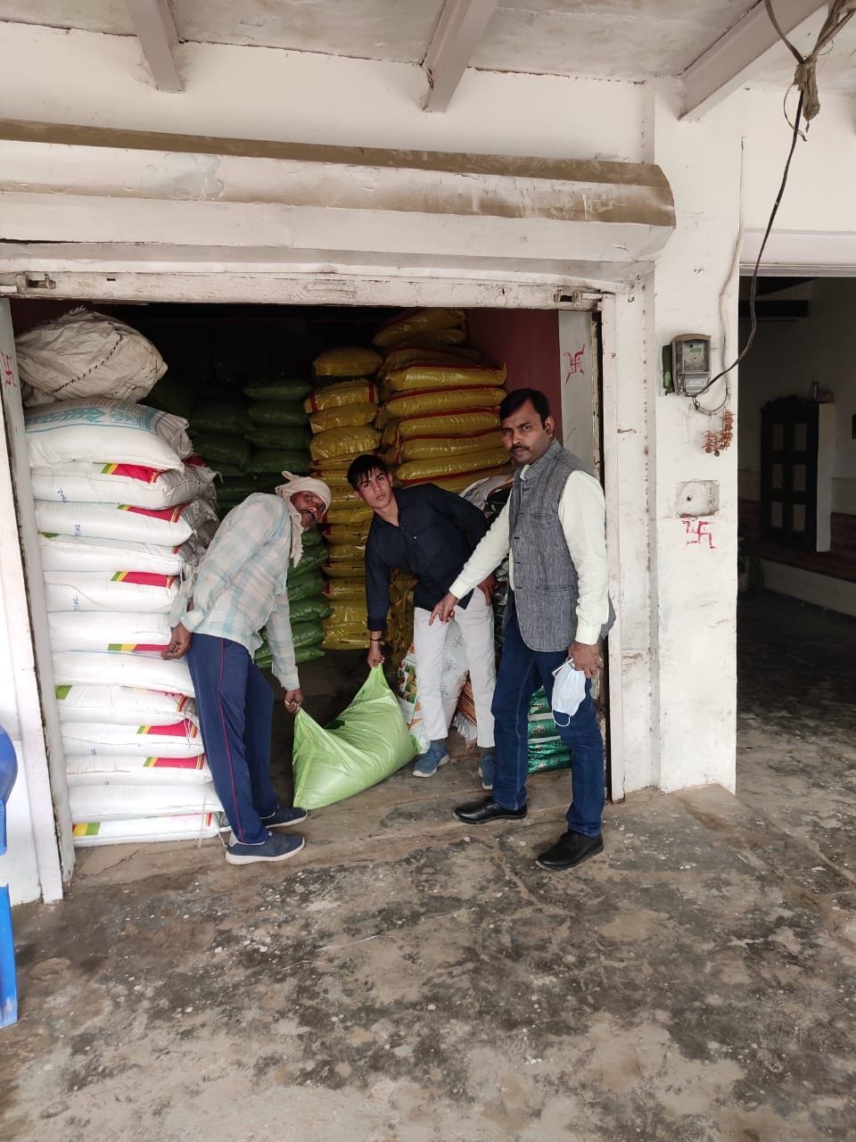 Mathura: Shopkeeper caught doing black marketing of fertilizers, report filed