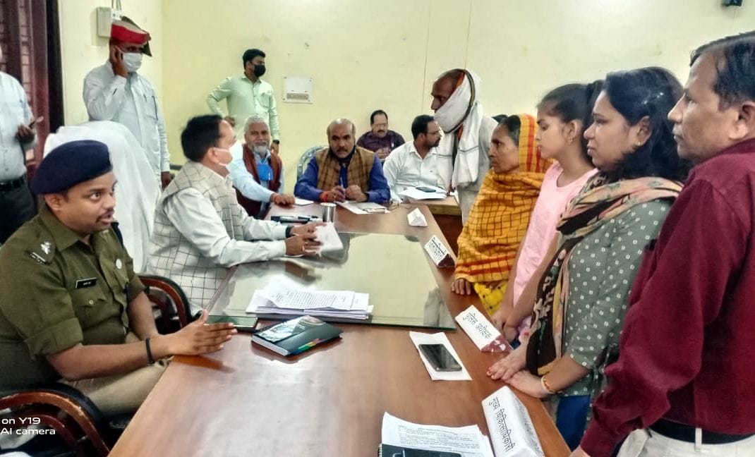 sampoorn samaadhaan divas mein gairahaajir lekhapaal nilambit
