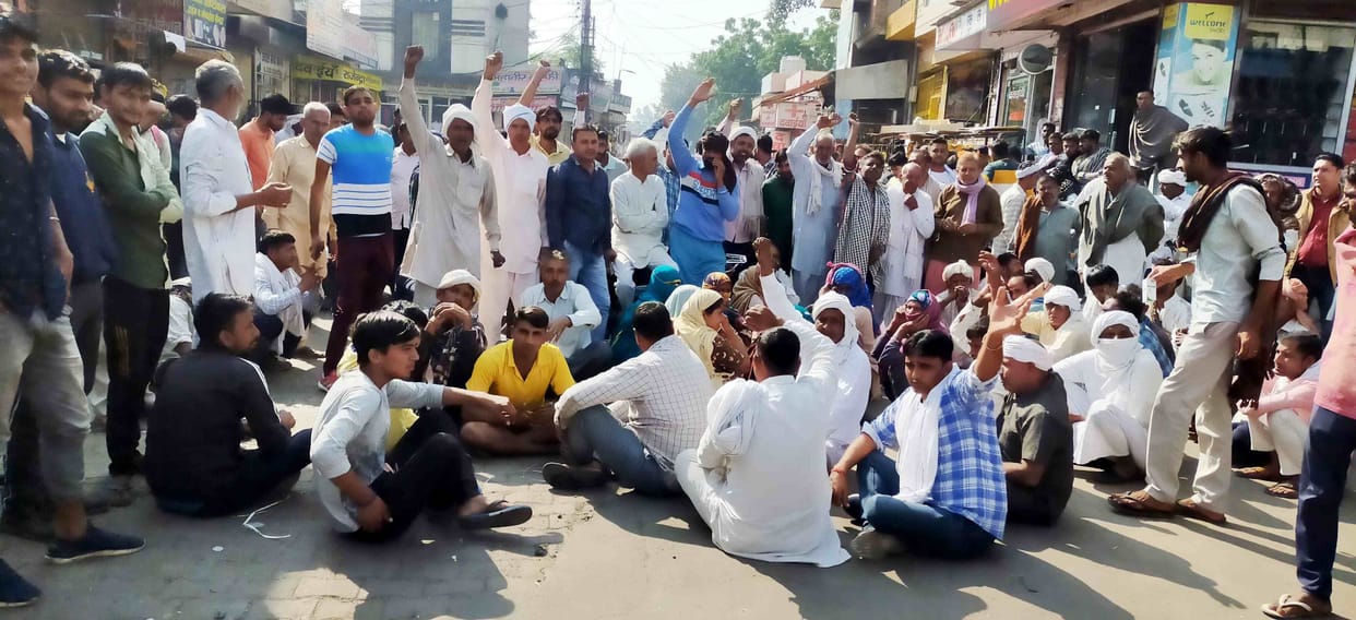 Farmers jammed the railway station road demanding DAP fertilizer