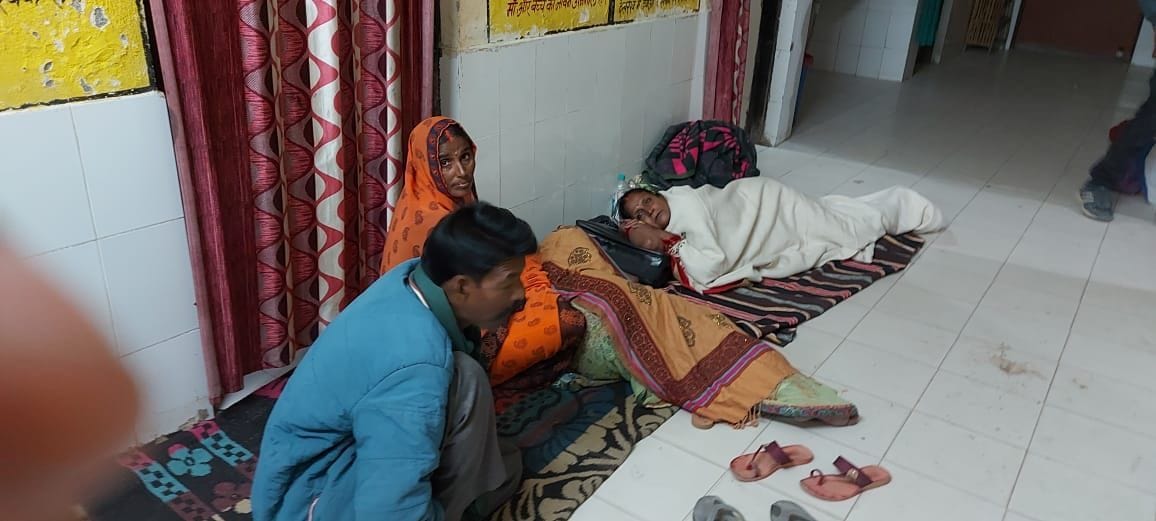Brake on emergency service at dusk, patients wandering