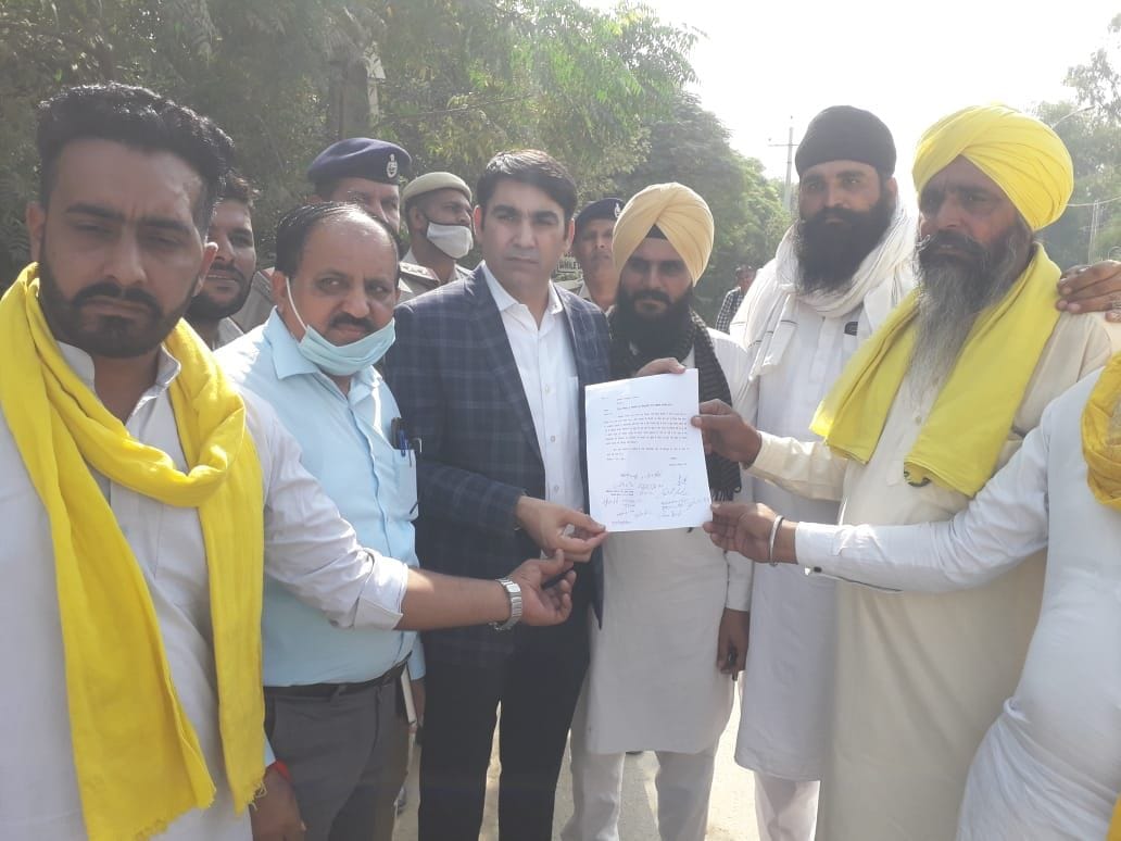 Farmers stopped Barnala road for one and a half hours for DAP, opened the way on assurance of officials