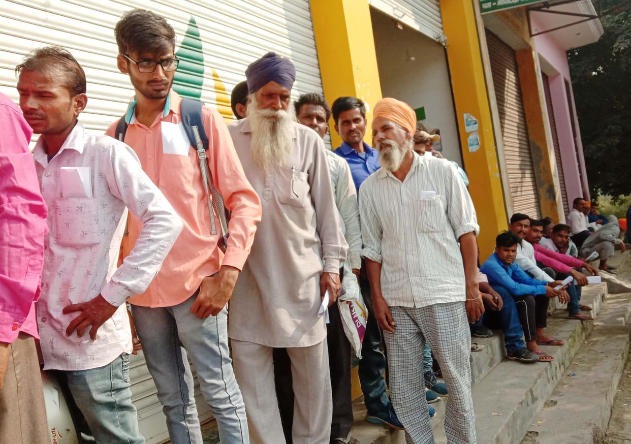 Farmers upset due to shortage of DAP fertilizer, they are able to get it after waiting in line for hours