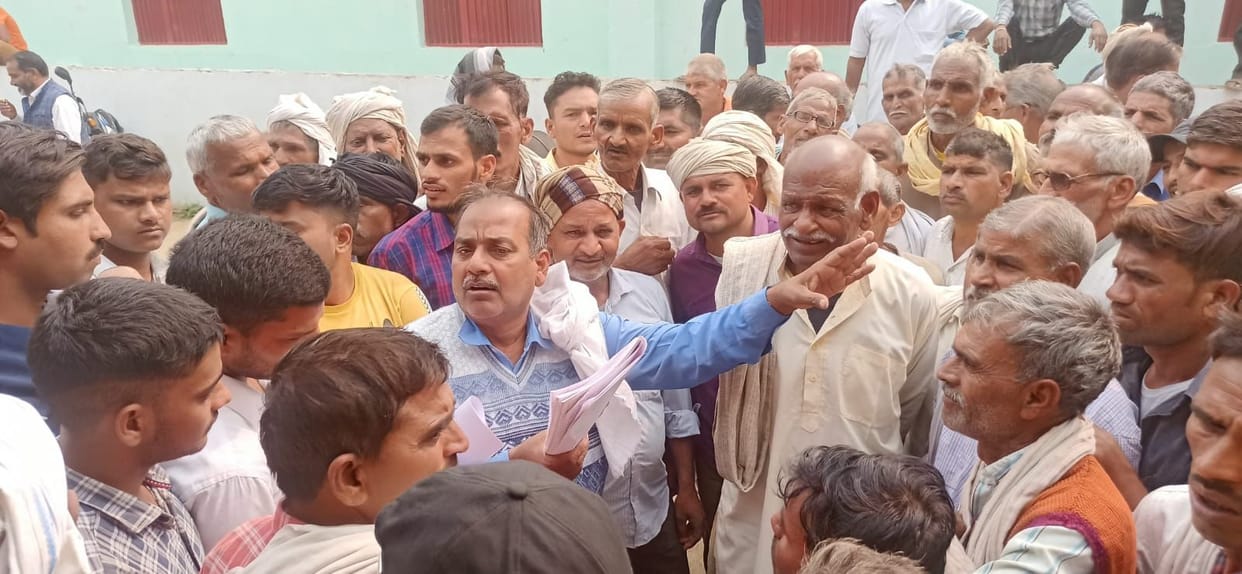 Hathras: Uproar for fertilizer in Vedai, secretary distributed by getting lines installed