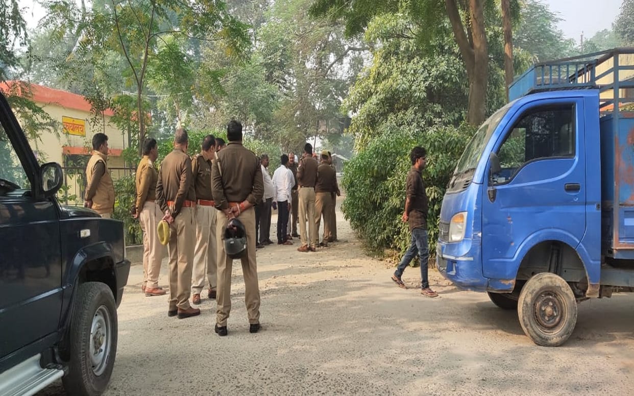 Murder in jaunpur for land dispute Elder brother was beaten to death with sticks along with sons