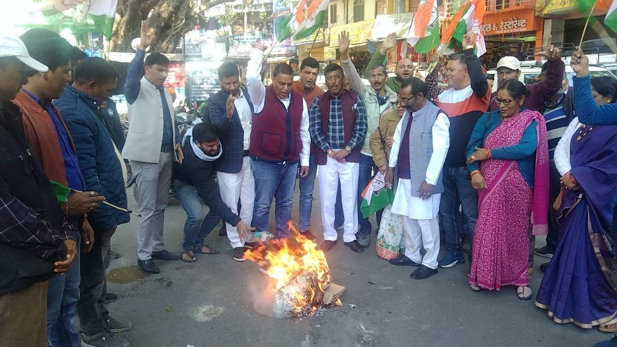 Congressmen protest against government and heli company