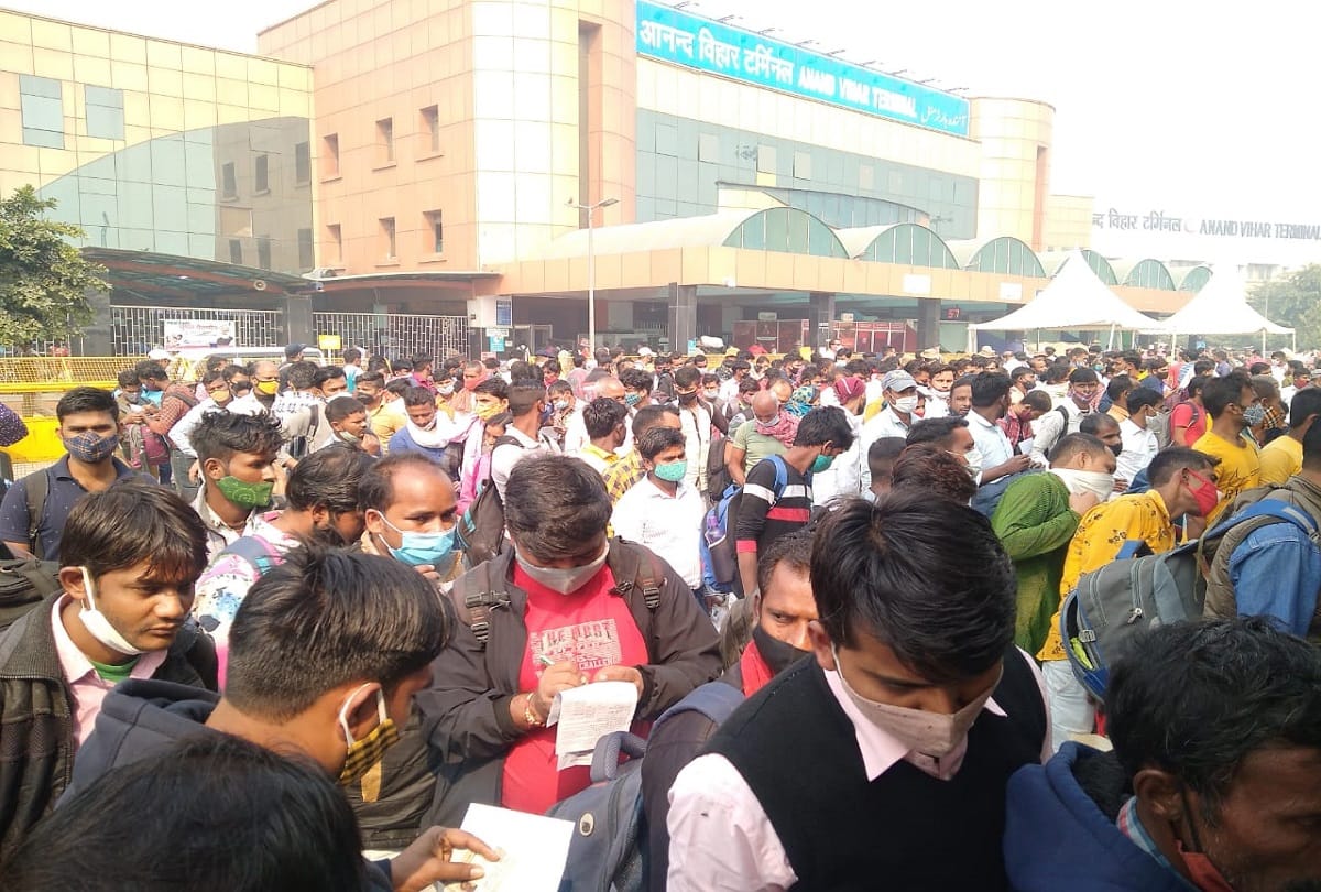 Mahaparv Chhath People descended on Anand Vihar railway station to go home