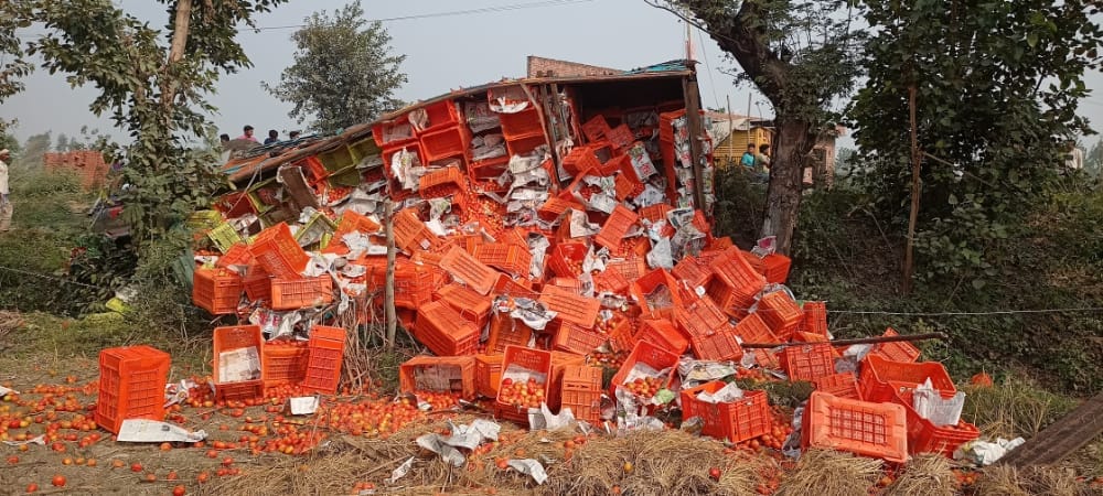 Truck overturned after colliding with car, five people of the same family injured