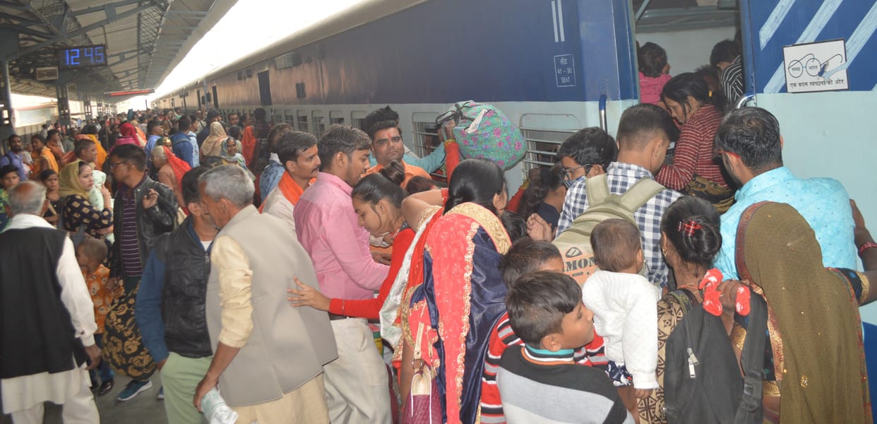 Hathras: Due to the return of sisters, crowd gathered in roadways buses