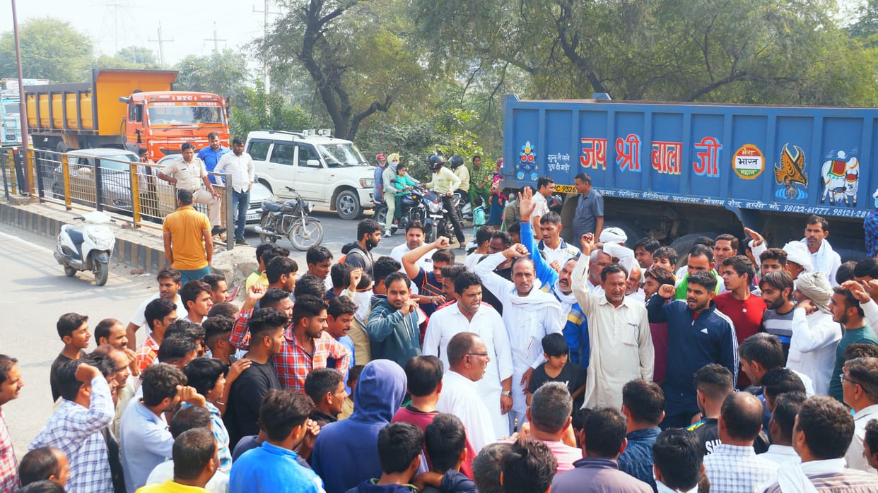 The people of Satrod demanded justice for the injured farmer and blocked the road in protest against the statement of the SP