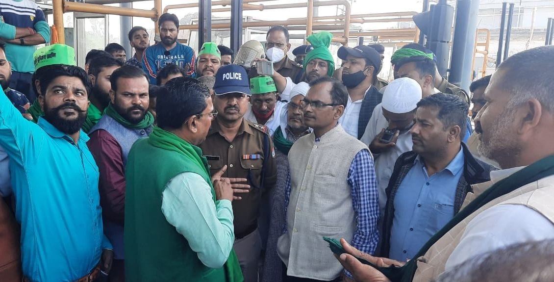 Farmers protest at toll plaza for compensation