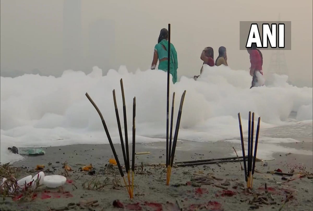 Delhi Yamuna Toxic Foam: People Take Dip in Yamuna River Near Kalindi Kunj On The First Day Of Chhath Puja Amid Toxic Foam