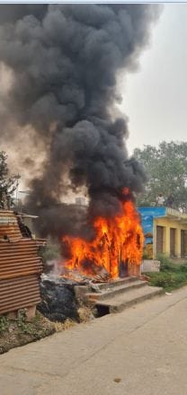 Hathras: Fire broke out in toilet on Canal Road