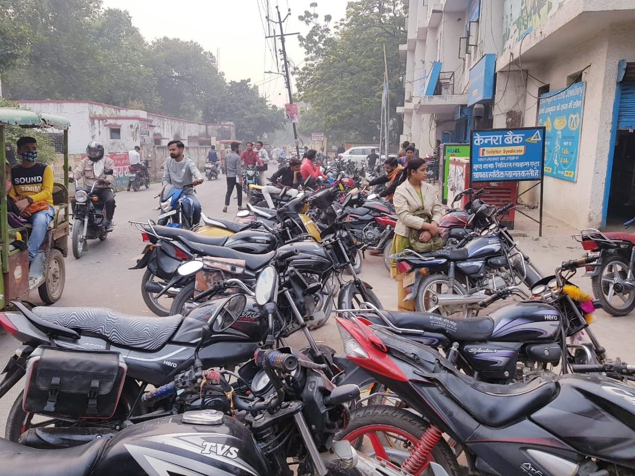 Traffic Month: Rules dwarf in front of illegal parking