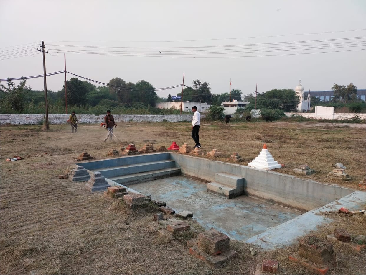 Kunds prepared to offer Arghya to Sun God
