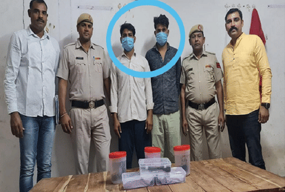 पुलिस की गिरफ्त में आरोपी। 