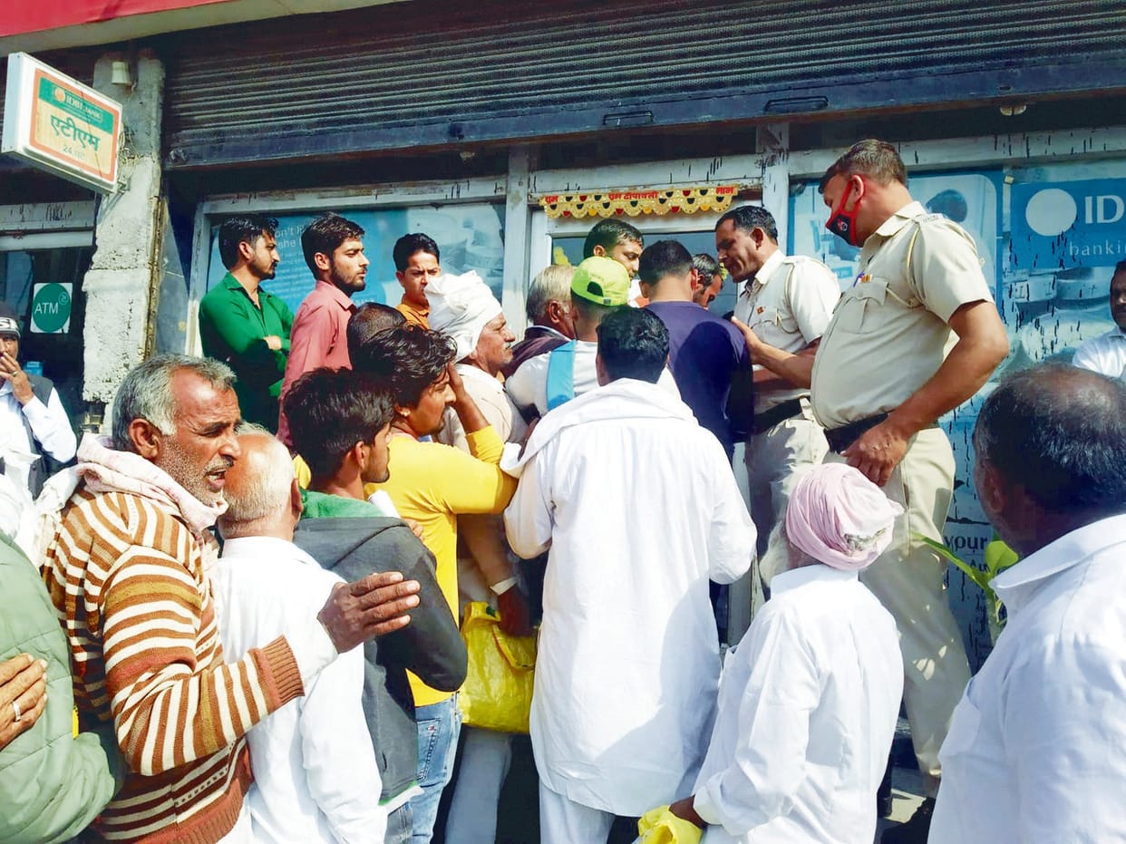 Fight for getting solar connection, long queue of farmers in front of the bank throughout the day