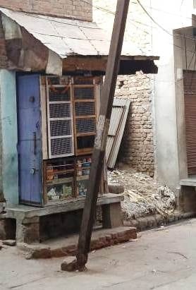 Electricity pole is in Girasu hall, residents have demanded replacement